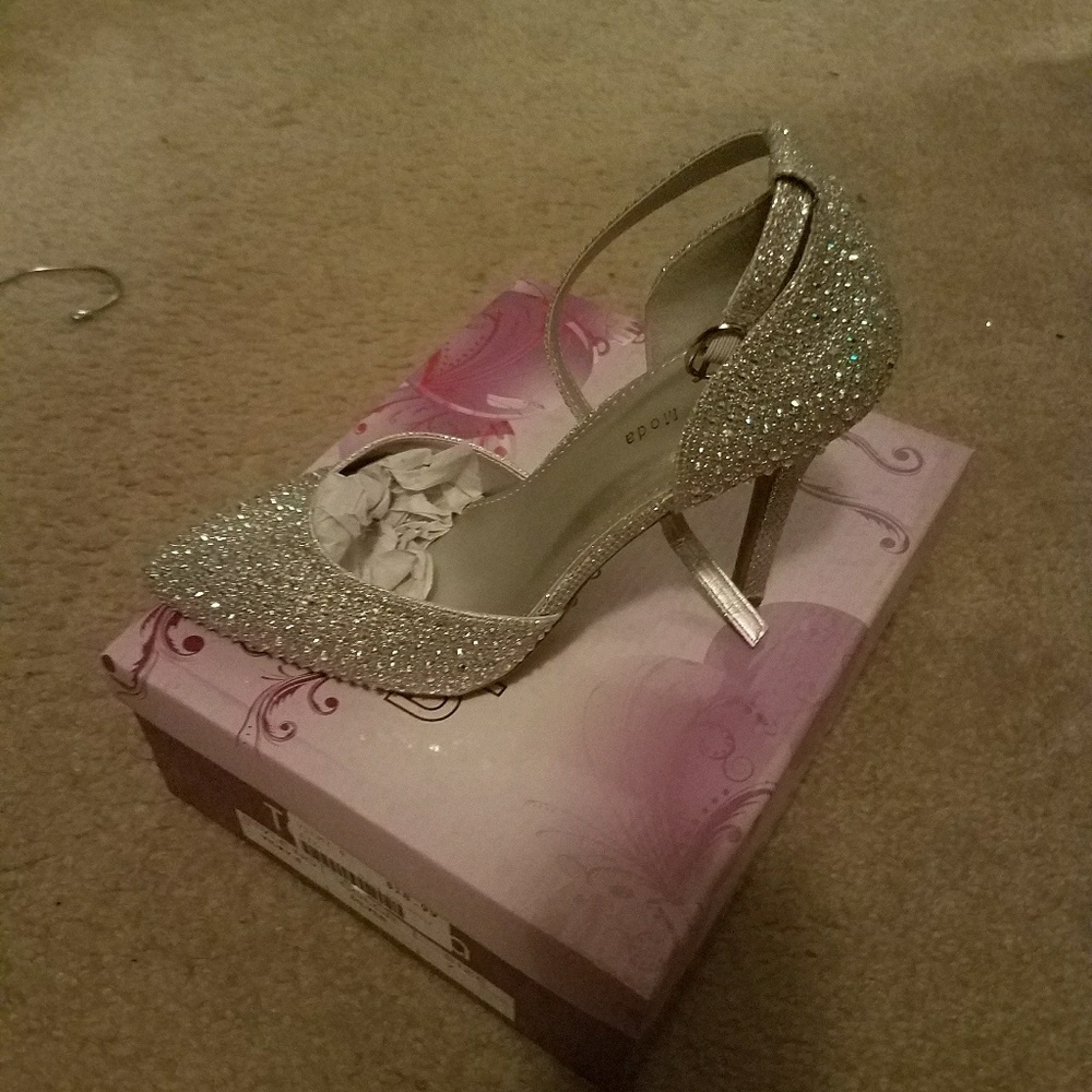 Shoes - Picture 7 of 8